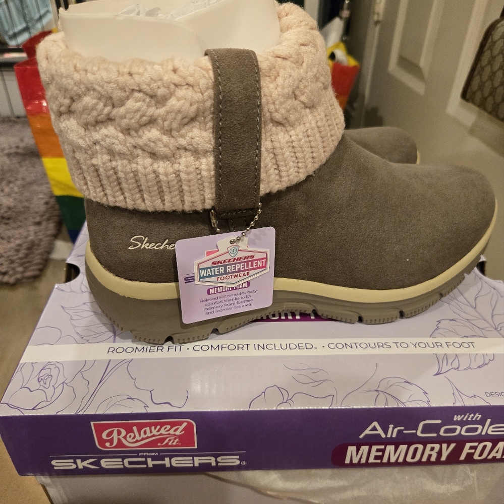 Skechers Womens Easy Going Cozy Weather